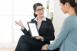 agente de seguros hablando con cliente sonriente