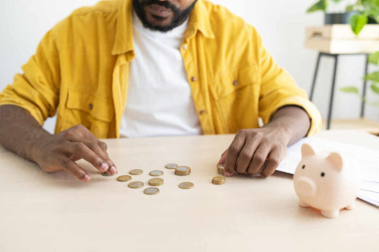 alguien guardando monedas en una alcancia