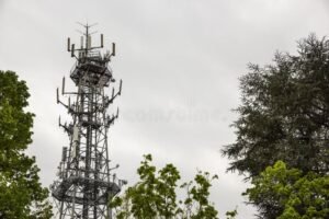 antena de telecomunicaciones en dia nublado
