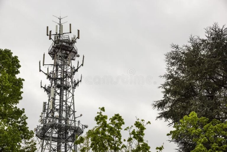 antena de telecomunicaciones en dia nublado