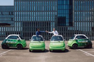 autos en renta estacionados en ciudad urbana