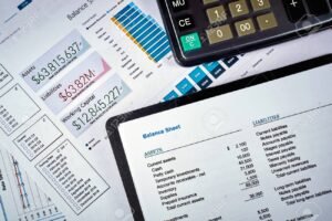 Qué representa un cargo según las reglas para el registro contable 38 balance contable con calculadora y documentos financieros