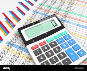 Qué es un estado financiero según las Normas de Información Financiera 13 balance financiero sobre mesa con calculadora