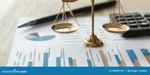 balanza de justicia sobre documentos financieros