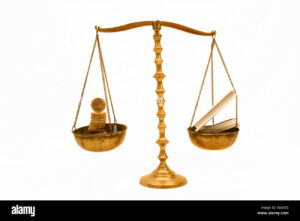 balanza equilibrando libros y monedas