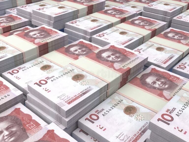 billetes colombianos apilados en superficie simple
