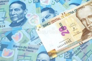 billetes de dinero peruano y mexicano juntos