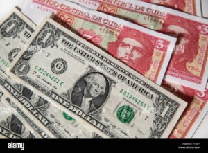 billetes de dolar y peso juntos sobre mesa