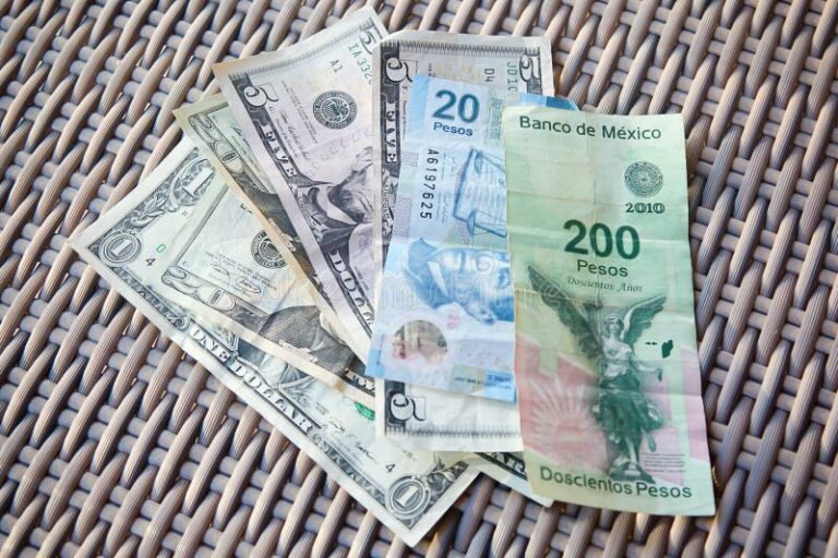 billetes de dolar y peso mexicano juntos 1