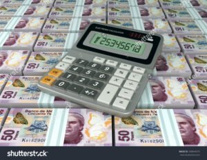 billetes mexicanos apilados con calculadora bancaria