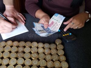 billetes mexicanos con calculadora y monedas