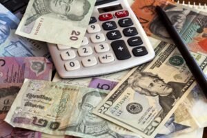 billetes mexicanos y calculadora sobre escritorio