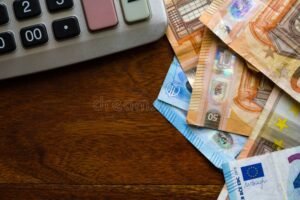 billetes y calculadora financiera sobre mesa