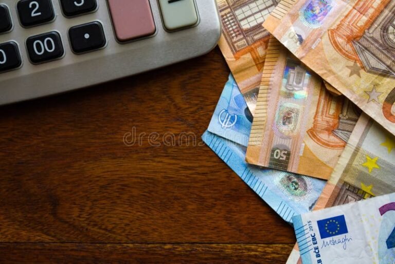 billetes y calculadora financiera sobre mesa