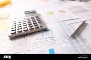 calculadora y documentos financieros sobre mesa