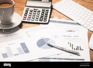 calculadora y graficos financieros sobre escritorio