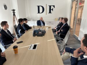 Qué empresas y negocios tiene Carlos Bremer actualmente 17 carlos bremer en reuniones empresariales modernas