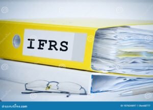 A Qué Cuenta Contable Pertenecen Las Acciones, Bonos y Valores 31 carpeta contable con documentos financieros variados