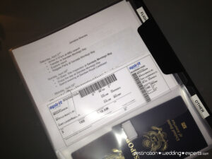 carpeta organizada con documentos importantes viaje