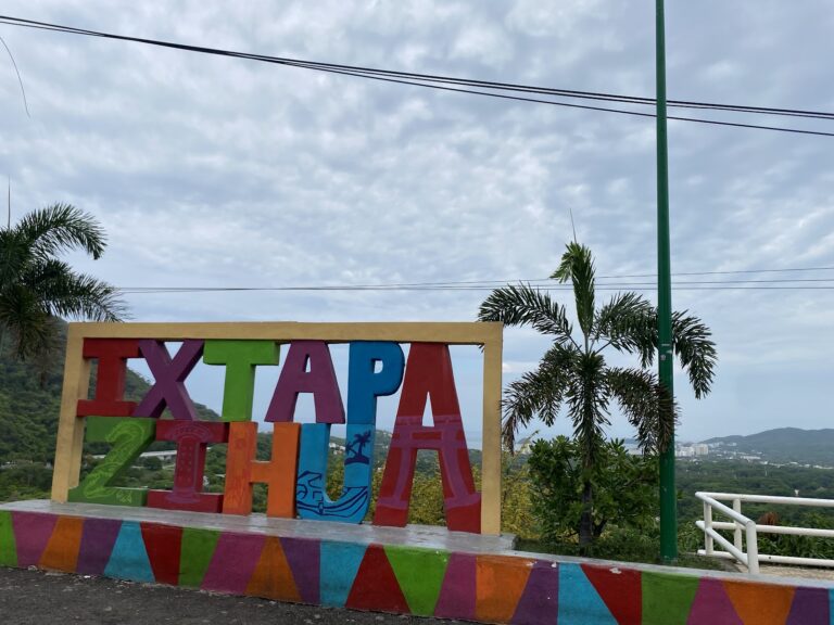 carretera panoramica con senal de ixtapa