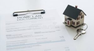 casa con llave y documentos de prestamo
