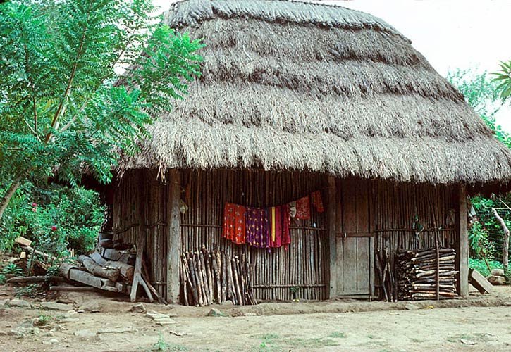 casa familiar mexicana con llave azteca
