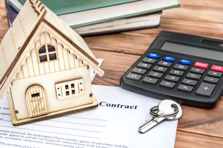 casa hipotecada con contratos y calculadora