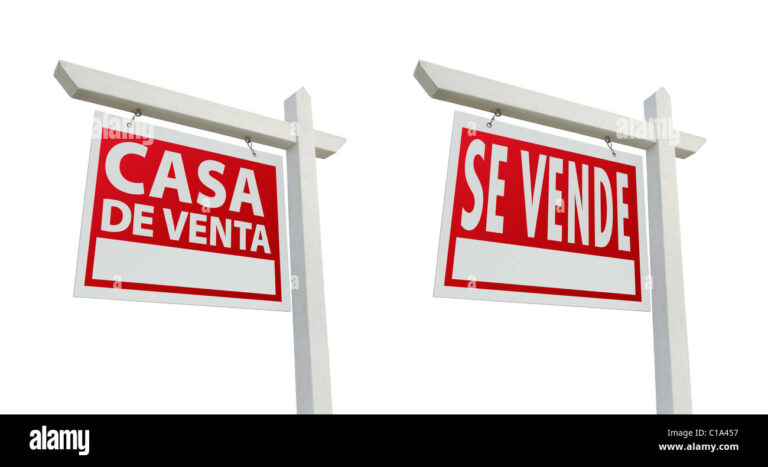 casa mexicana con cartel de venta exterior
