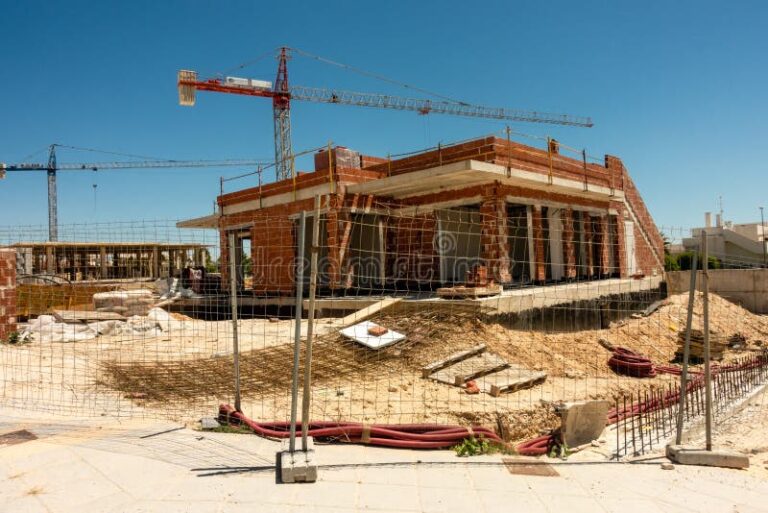 casa mexicana en construccion con grua