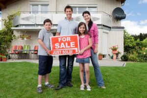 casa moderna con familia feliz comprandola