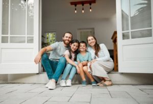 casa nueva con familia feliz frente puerta