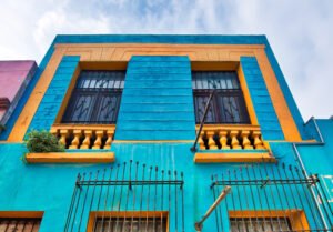 casas coloridas tradicionales en barrio mexicano
