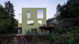 casas modernas en barrio residencial verde