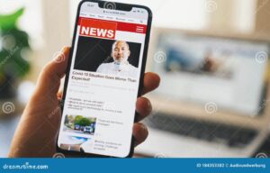 ciudadano leyendo noticias en dispositivo movil