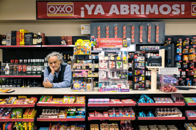 cliente depositando dinero en tienda oxxo