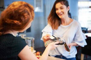 Cómo Ofrecer Meses Sin Intereses de Forma Fácil y Segura 13 cliente feliz pagando con tarjeta de credito