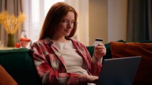 cliente feliz usando computadora para compras online