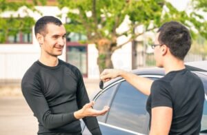 clientes felices con autos y seguros satisfechos