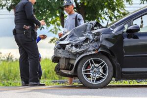 coche accidentado con agentes revisando danos