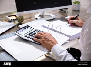 contador trabajando en papeles financieros