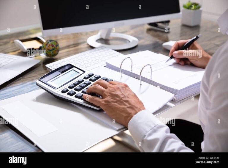 contador trabajando en papeles financieros