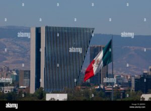 edificio corporativo moderno con bandera mexicana 3