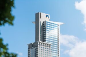 Qué es GM Financial de México SA de CV SOFOM ER y cómo funciona 21 edificio corporativo moderno con logo bancario