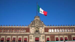 edificio gubernamental mexicano con bandera nacional