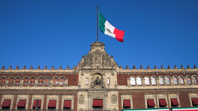 edificio gubernamental mexicano con bandera nacional