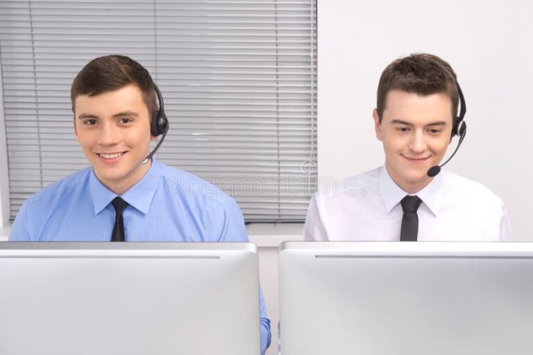 empleado de atencion al cliente con auriculares