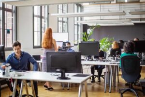 empleados trabajando en oficina moderna