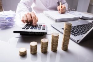 empresario calculando impuestos con calculadora