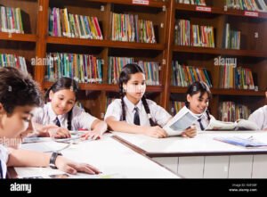 estudiantes leyendo libros en biblioteca escolar