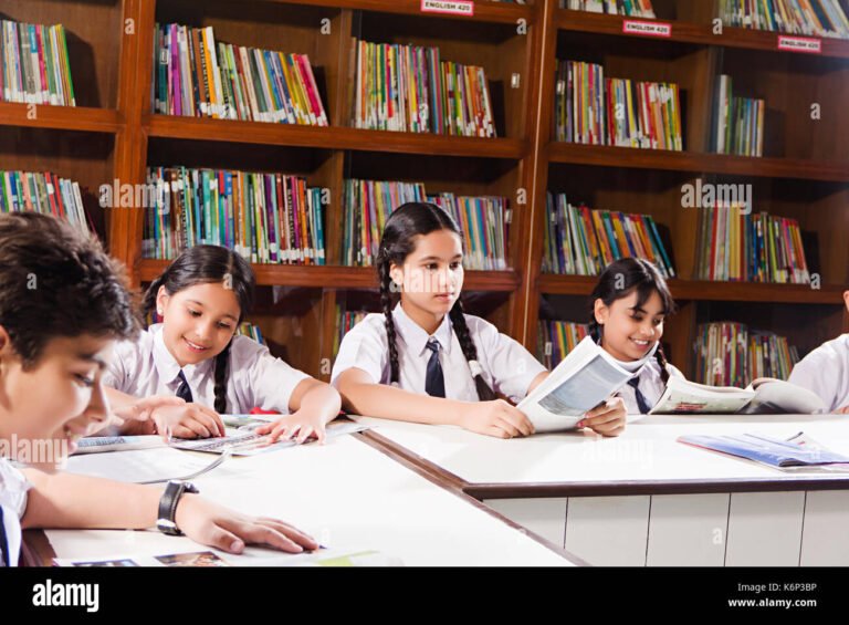 estudiantes leyendo libros en biblioteca escolar